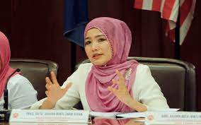 Puteri umno chief datuk zahida zarik khan delivers her policy speech during the party's general assembly at putra world trade centre in kuala lumpur. Kos Hantar Anak Ke Pusat Jagaan Membebankan Puteri Umno Mohon Perhatian Kerajaan Umno