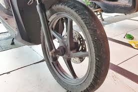 Pada sepeda motor yang sering digunakan untuk balapan, biasanya ban yang dipilih adalah ban berbahan khsus dengan komponen lunak. 3tvl0nsemnr67m
