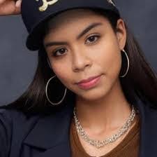 Lora Posey's Instagram, Twitter & Facebook