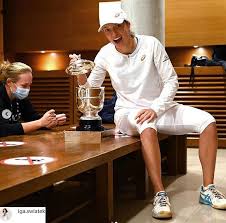 00:03:22, 21 прсмтрв, 9 часов назад. Iga Swiatek Swietuje Na Instagramie Pokazala Zdjecie Zrobione Tuz Po Wygranej Zartowala Juz Chwile Po Zejsciu Z Kortu