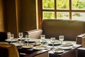 Traditional han customs have spread throughout east asia to varying degrees, with some regions sharing a few aspects of formal dining, which has ranged from guest seating to paying the bill. Hd Wallpaper Chifan A Chinese Restaurant Clear Wine Glass On Dining Table Wallpaper Flare
