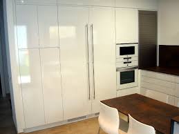 Si deseas adquirir muebles de cocina en barcelona a buen precio y con productos de calidad tpc disponemos de diferentes tiendas repartidas por la zona de barcelona y su área metropolitana. Una Cocina De Diseno Integrada En El Salon Reformas De Cocinas Banos E Interiores En Barcelona Disenos De Unas Muebles Rinconeros