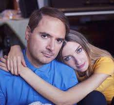 Essere fratelli di una persona autistica non è sempre facile. I fratelli  tendono a essere messi in secondo piano, responsabilizzati (anche  involontariamente) perché in famiglia c'è qualcuno che ha più bisogno di