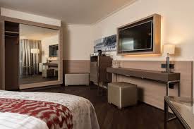 Das hotel wurde 2016 modernisiert und renoviert, hat sich jedoch seinen historischen charme aus seiner vergangenheit als kapuzinerkloster und als treffpunkt des adels. Hotels In Baden Baden Radisson Blu Badischer Hof Spa Resort