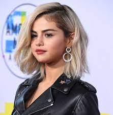 Selena gomez had her first performance since her kidney transplant of her song wolves at the american music awards with a new blonde hairdo. Selena Gomez S Hair Is Now Platinum Blonde Selena Gomez Dyes Hair 2021
