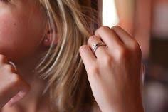 Meski populernya mengenakan cincin tunangan di jari manis pada tangan kiri, ada juga yang mengenakannya di jari manis pada tangan kanan. 100 Artikel Cincin Pernikahan 101 Ideas Jewelry Wedding Rings Engagement Rings