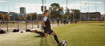 Fotboll är en lagsport där lagen strävar efter att få in bollen i motståndarnas mål. Fotboll Regional Katrinelundsgymnasiet Goteborgs Stad