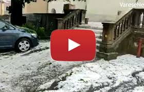 I vigili del fuoco sono intervenuti per alberi pericolanti anche a piazza brembana e. Meteo Cronaca Diretta Lombardia Forte Temporale Con Grandine Su Varese Strade Come Fiumi Di Ghiaccio Il Video Ilmeteo It