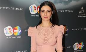 בתקופה בה היא עמוסה מאד בין אודישנים של הכוכב הבא להופעות, נינט טייב נמצאת גם. × ×™× ×˜ ×˜×™×™×'