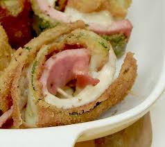 Perchè anche una cena veloce può diventare speciale con qualche piccolo accorgimento. Ricetta Rotoli Di Zucchine Mortadella E Formaggio