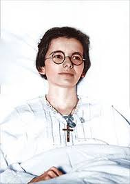 Divers colorată provenită de la conifere b) substanță colorată obținută din amestecul unor culori. Marthe Robin Wikipedia