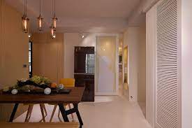 廚房礙於場域的限制 因此把冰箱拉出來擺放 在挑選時是陪同屋主一起去找合適的冰箱 因為廚房有自然的採光進來 即便沒開啟廚房燈光 光線也是充足的 也希望在廚房門拉起時有自己的味道 而不是為了做門而做門 為了通透我們選擇用屋主的剪影來呈現 為空間打了一道非常