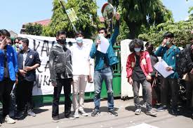 Soal akun jne sorogenen yang membuat konten terkait sara yang menghina. Aksi Solidaritas Untuk 4 Mahasiswa Penolak Omnibus Law Linikampus