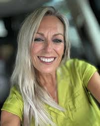 Robyn Hodge's Instagram, Twitter & Facebook