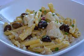 La pasta con cavolfiore è un primo piatto, tipicamente invernale, facilissimo da realizzare e che si presta a diverse varianti. Pasta Cavolfiore Acciughe Capperi E Olive Pasticciando Con Carla