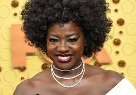 Viola Davis succombe à la tendance robe du printemps