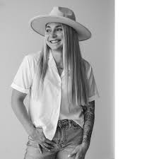 Can we get a moment of silence for this dress🤫🤌🏼👰🏼 Photographer:  Danielle Walter Precious Memories Photography Styling/Coordination:  @mikayladeiters.photography Venue: @peterloonestate Hair:  @lynniessalonandspa Makeup: @makeup_mandy18 Gown ...