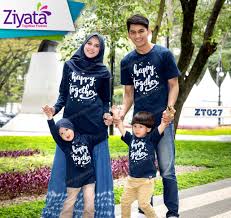 Desain busana couple untuk keluarga yang juga banyak diminati adalah desain karakter. Cari Baju Couple Keluarga