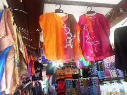 Di malaysia kebanyakan kilang perusahaan batik banyak terdapat di terengganu. Pasar Besar Kedai Payang Terengganu Shopping