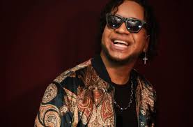 Edwin Ez, doble voz y guitarrista de Don Miguelo, debuta en la música  típica