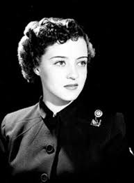 Celia Manzano, con blusa tipo campirano y collar, retrato