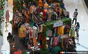 Ia memberikan kemudahan untuk anda membuat penyelidikan menyeluruh mengenai barangan yang diinginkan, dan anda mampu membuat pesanan tanpa kekangan geografi. Populariti Belian Atas Talian Tidak Boleh Ganti Pengalaman Beli Belah Di Kompleks Kata Peruncit Free Malaysia Today Fmt