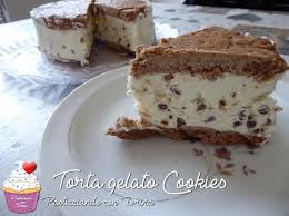 Riscaldate il latte in una casseruola, aggiungete lo zucchero rimasto e fatelo sciogliere completamente, mescolando. Ricetta Torta Gelato Cookies Dolcidee