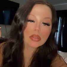 Kendra Wolfe's Instagram, Twitter & Facebook