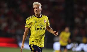 Dakikasında fredy'nin hatalı pası sonucu ceza yayında topu önünde bulan mesut özil, sol ayağıyla yakın köşeye vuruş denemiş ancak top direğin dibinden dışarı çıkmıştı. Arsenal News Mesut Ozil Reveals New Blond Hair Is Down To Bet With Team Mate Alexandre Lacazette Daily Mail Online