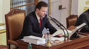 Předseda poslanecké sněmovny radek předseda sněmovny radek vondráček (ano) před poslanci řekl, že jeho cesta do ruska je spojena. Vondracek Hral A Zpival Na Predsednickem Pultu Poslanecke Snemovny Babis Ho Vyzval K Omluve Cast Opozice Zada Rezignaci Hospodarske Noviny Ihned Cz