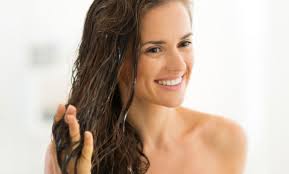 Sbuccia e taglia a tocchetti sia la mela che la radice di zenzero, un vero e proprio toccasana per i capelli grassi, poi frullale insieme, versa . 3 Maschere Per Capelli Fai Da Te Anti Caduta Leitv