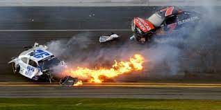 Crash de voiture de course sur jeux video. Epingle Sur Voitures De Sports Et Accidens