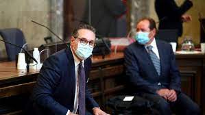 Kein tisch zum mitschreiben, keine ablagemöglichkeit für unterlagen. Strache Prozess Startet Unter Regem Medieninteresse Kurier At