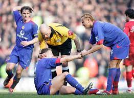 Trong trận đấu gặp đại kình địch liverpool năm 2005, smith trong nỗ lực lao lên ngăn cản cú sút phạt chân trái rất mạnh của john arne riise đã may khi bóng trúng chân phải. Kaki Kiri John Arne Riise Dan Kaki Kiri Alan Smith Berita Manchester United