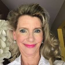 Leslie Pfeifer's Instagram, Twitter & Facebook