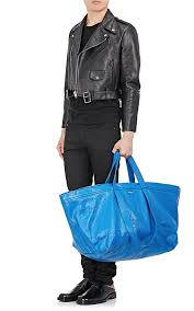 12 Weird Fashion Moments From 2017 That Made Us Say Wait What Fashion Shopper Tote Balenciaga Purse