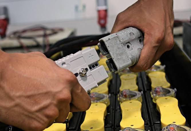 kỹ thuật viên kiểm tra lỗi bình điện xe nâng