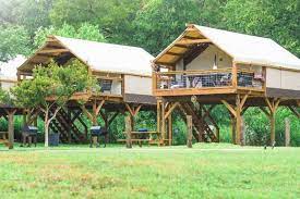 This holiday home comes with a seating area a kitchen with an oven and a satellite tv. Geronimo Creek Retreat Best Texas Travel
