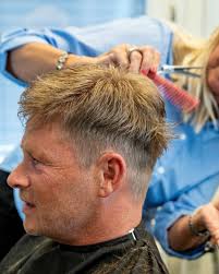 Hver måned reiser Ole Iver til Hamar for å få nytt hår! Det er fire år  siden han fikk limt på hår første gang. Nesten hver måned siden da har han  reist