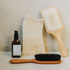 The overproduction and underproduction of sebum can cause the weakening and undernourishment of the scalp. The Boar Brush