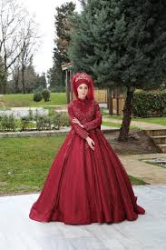 Bordo Tesetturlu Kinalik Yaka Detayli Ve Dantel Islemeli Fiyati Victorian Elbiseler Moda Stilleri Mayolar