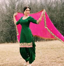Black And Pink Punjabi Suit Combination Punjabi Salvar Suit Dark Green With Hot Pink Dupatta Preweddingpunjabilook Jagolook Ladiessangeet Satran Patiala Dress Punjabi Outfits Indian Suits Punjabi