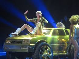 Seks tühja õllepurgiga | Müürileht