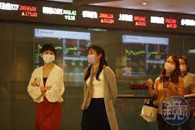 Msci 是世界最具代表性的指數管理公司之一，管理的指數超過 20 萬，被超過 1300 檔股票 etf 追蹤。每當 msci 季度調整都會受到許多投資人的關注，登上新聞版面，也會造成股價的波動。不論是被動投資還是主動投資，都值得好好認識 msci 的指數。 Xucyin Rk6oi M