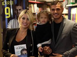 Çıktıkları tatilde pembe ince bir bikiniyle pozlar veren 33 yaşındaki isim, 6 milyon takipçili instagram hesabında bir kez daha. Caso Icardi Wanda Nara Mauro Resta Al 100 Commossa Da S Siro Corriere It