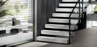 Treppenfliesen mit treppenschienen, stufenfliesen und marmor oder granitstufen. Treppen Fliesen Treppen Fliesen Aus Keramik Von Markenherstellern
