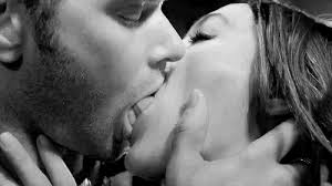 قبلات حارة متحركة صور خلفيات رومانسيه و قبلات احاسيس بريئة Love Kiss Love Gif Passionate Couples