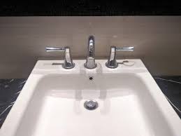 Jika wastafel cuci piring anda terlihat kotor atau kumal, anda bisa membuatnya terlihat seperti baru dan mengkilap dengan beberapa material ramah lingkungan yang mungkin sudah tersedia di dapur anda. Cara Menggunakan Toilet Dan Wastafel Hotel Berbintang Ekotriyanto Com