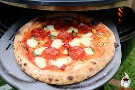 Viele empfehlen auch einen extra pizzastein rosmarin fein hacken, mit dem oregano in den tomatensud geben und mit salz und pfeffer würzen. Pizza Im Grill Das Grosse Tutorial