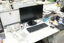 非効率すぎるデスク オフィスにプロが物申す 整理収納テク 便利アイテムで解決なるか getnavi web ゲットナビ デスク 整理 収納 整理収納